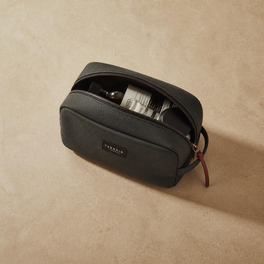 Pochette da viaggio con zip inclusa in omaggio nel bundle da tre flaconi Rootia